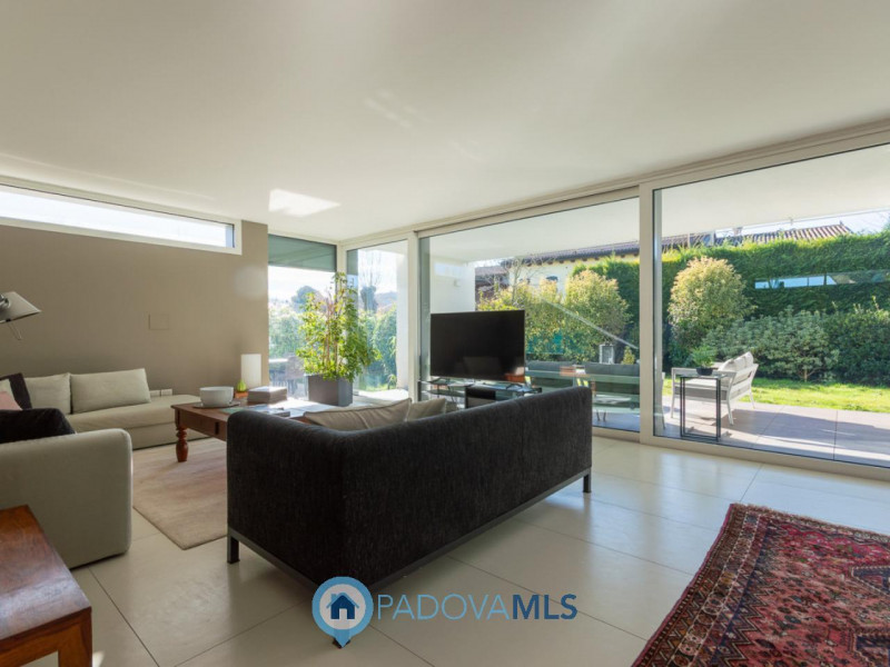 Immobile in esclusiva al Gruppo Padova MLS

Scopri questa magnifica villa moderna situata nel cuo...