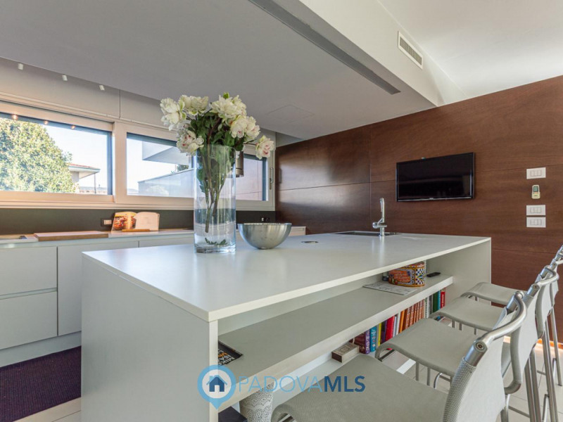 Immobile in esclusiva al Gruppo Padova MLS

Scopri questa magnifica villa moderna situata nel cuo...