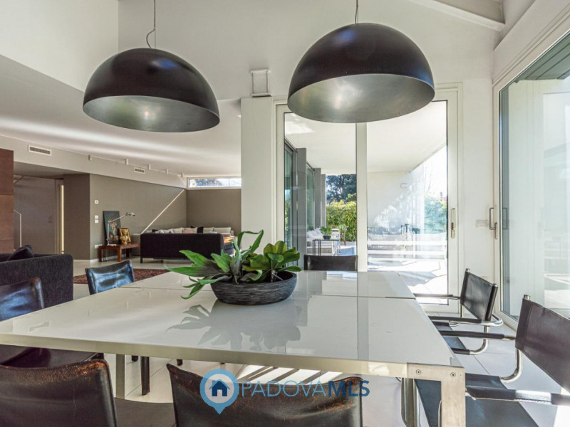 Immobile in esclusiva al Gruppo Padova MLS

Scopri questa magnifica villa moderna situata nel cuo...