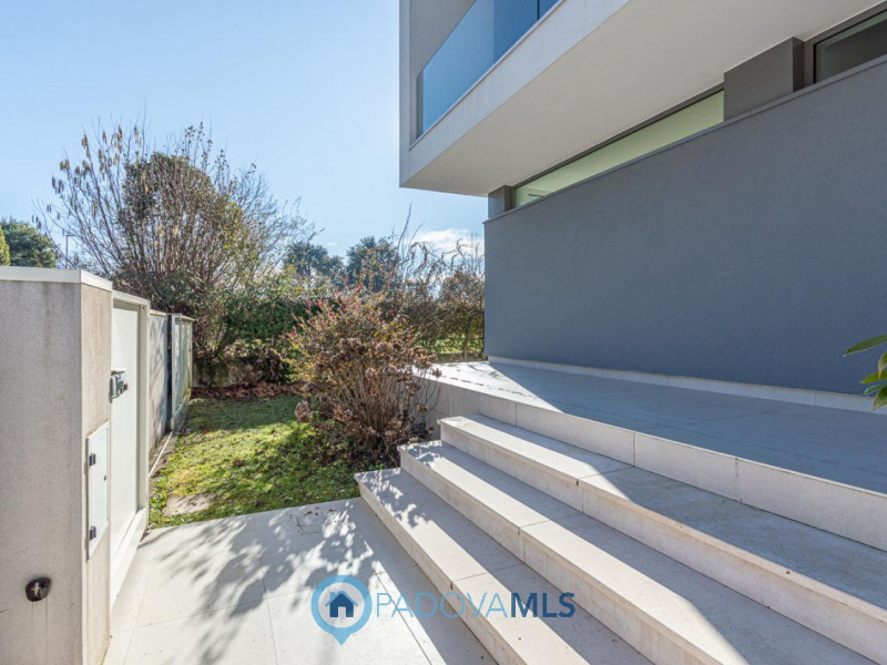 Immobile in esclusiva al Gruppo Padova MLS

Scopri questa magnifica villa moderna situata nel cuo...