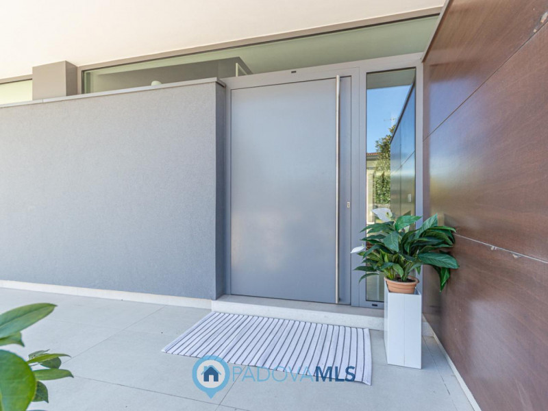 Immobile in esclusiva al Gruppo Padova MLS

Scopri questa magnifica villa moderna situata nel cuo...