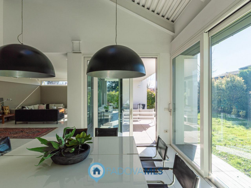 Immobile in esclusiva al Gruppo Padova MLS

Scopri questa magnifica villa moderna situata nel cuo...