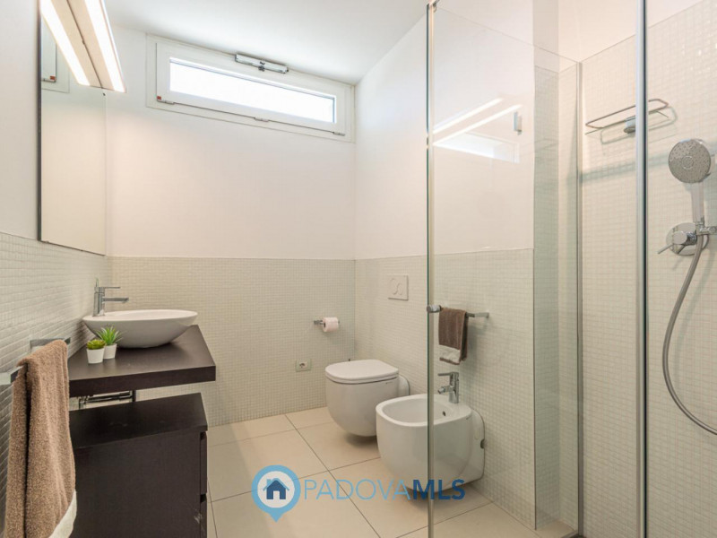 Immobile in esclusiva al Gruppo Padova MLS

Scopri questa magnifica villa moderna situata nel cuo...