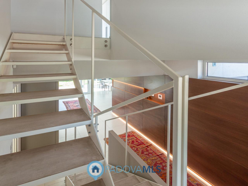 Immobile in esclusiva al Gruppo Padova MLS

Scopri questa magnifica villa moderna situata nel cuo...