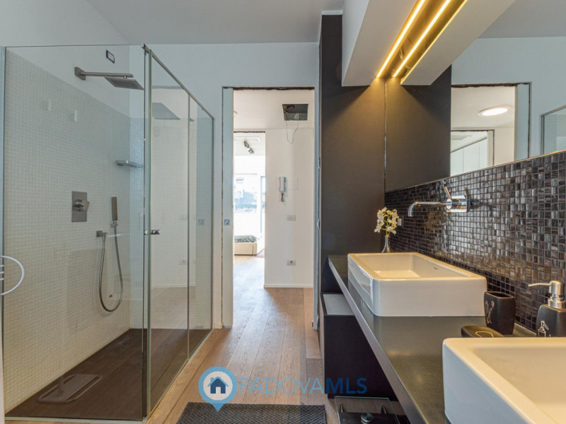 Immobile in esclusiva al Gruppo Padova MLS

Scopri questa magnifica villa moderna situata nel cuo...