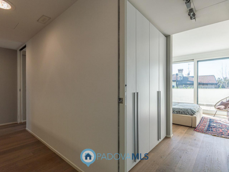 Immobile in esclusiva al Gruppo Padova MLS

Scopri questa magnifica villa moderna situata nel cuo...