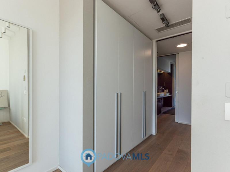 Immobile in esclusiva al Gruppo Padova MLS

Scopri questa magnifica villa moderna situata nel cuo...