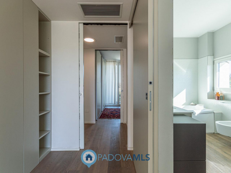 Immobile in esclusiva al Gruppo Padova MLS

Scopri questa magnifica villa moderna situata nel cuo...