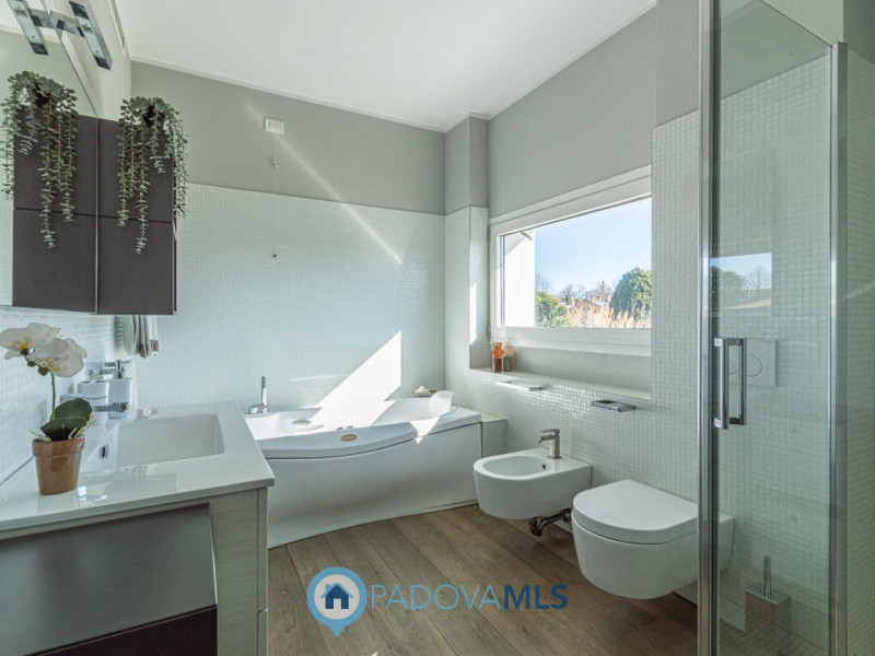 Immobile in esclusiva al Gruppo Padova MLS

Scopri questa magnifica villa moderna situata nel cuo...