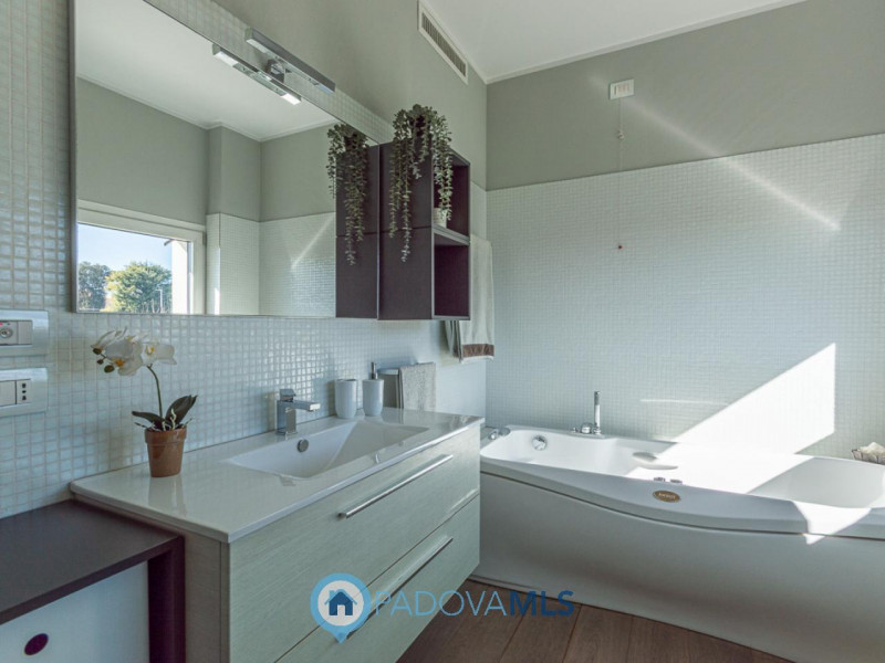 Immobile in esclusiva al Gruppo Padova MLS

Scopri questa magnifica villa moderna situata nel cuo...