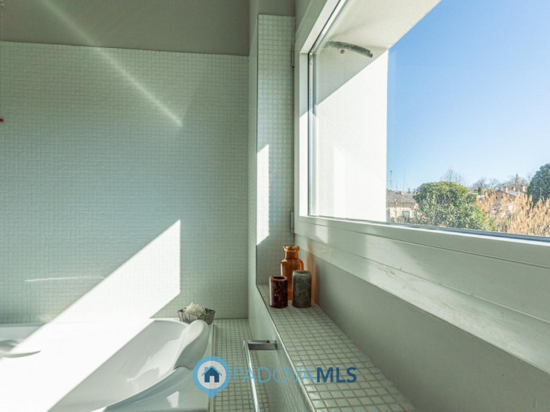 Immobile in esclusiva al Gruppo Padova MLS

Scopri questa magnifica villa moderna situata nel cuo...