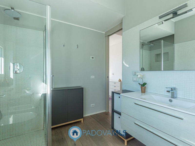 Immobile in esclusiva al Gruppo Padova MLS

Scopri questa magnifica villa moderna situata nel cuo...