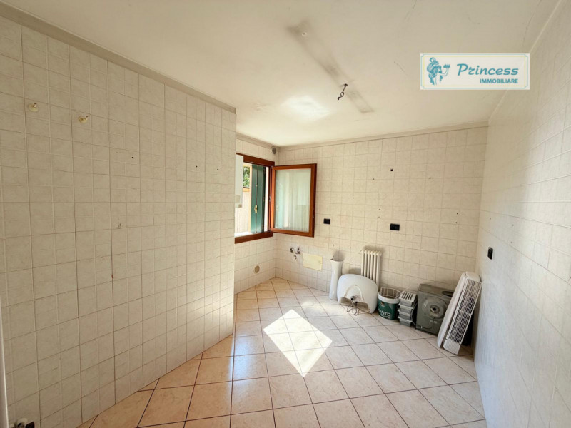 In una tranquilla palazzina di sole due unità abitative nel cuore di Magrè, proponiamo in vendita...