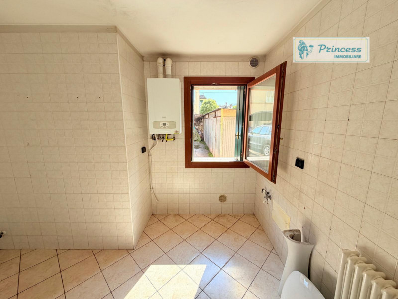 In una tranquilla palazzina di sole due unità abitative nel cuore di Magrè, proponiamo in vendita...