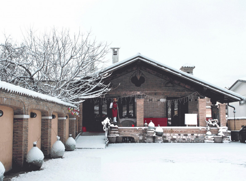 In centro a Pieve del Grappa, vendesi immobile attualmente composto da negozio al piano terra di ...