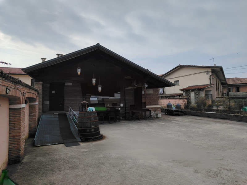 In centro a Pieve del Grappa, vendesi immobile attualmente composto da negozio al piano terra di ...