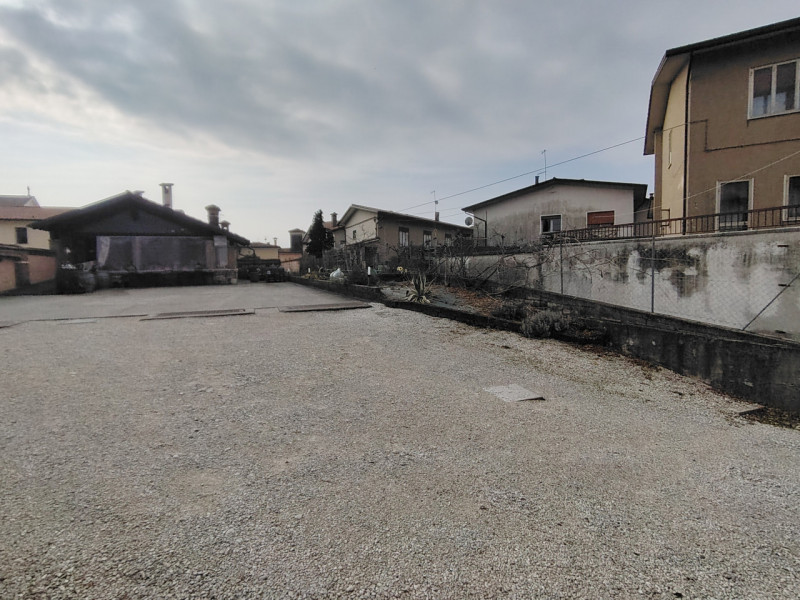 In centro a Pieve del Grappa, vendesi immobile attualmente composto da negozio al piano terra di ...