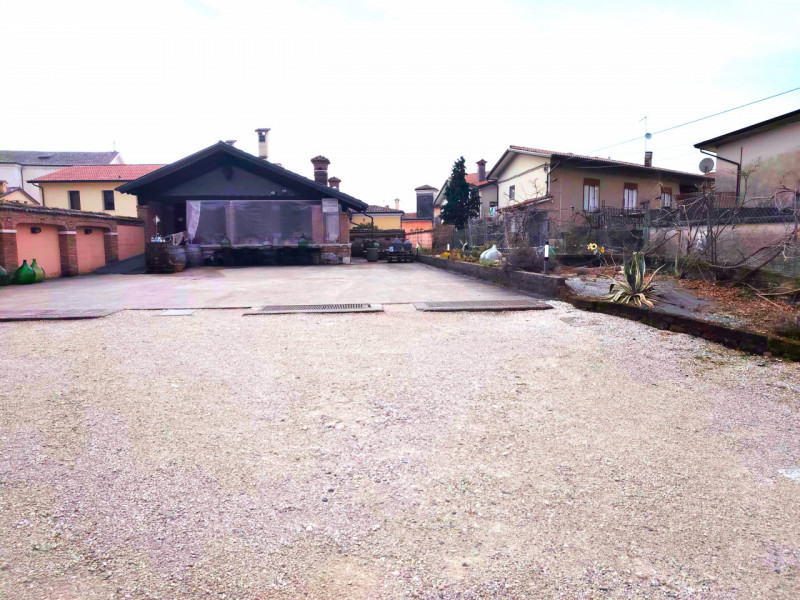 In centro a Pieve del Grappa, vendesi immobile attualmente composto da negozio al piano terra di ...