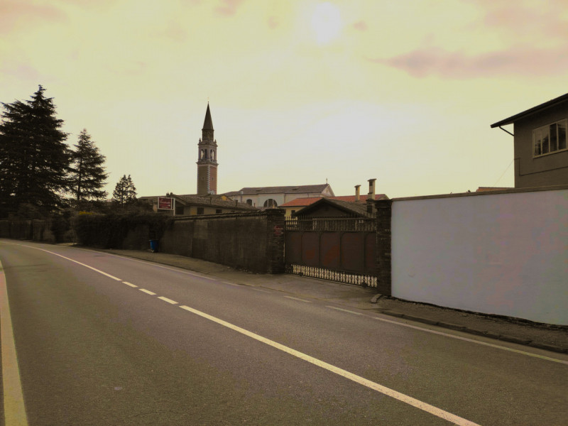 In centro a Pieve del Grappa, vendesi immobile attualmente composto da negozio al piano terra di ...