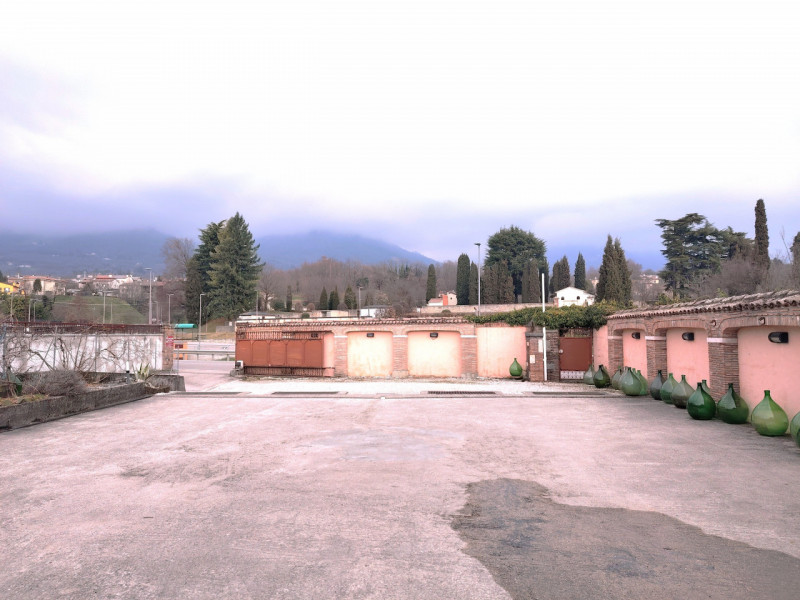 In centro a Pieve del Grappa, vendesi immobile attualmente composto da negozio al piano terra di ...