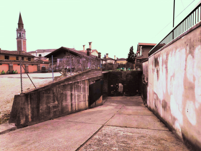 In centro a Pieve del Grappa, vendesi immobile attualmente composto da negozio al piano terra di ...