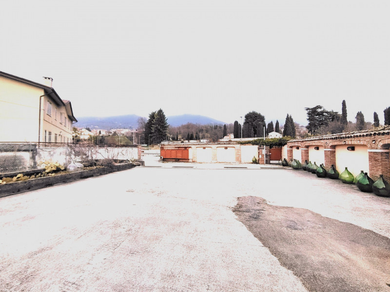 In centro a Pieve del Grappa, vendesi immobile attualmente composto da negozio al piano terra di ...