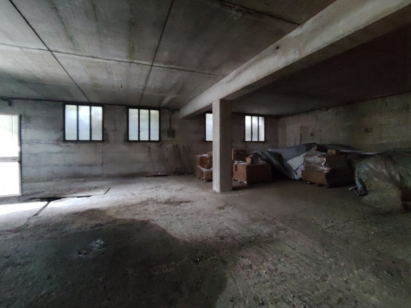 In centro a Pieve del Grappa, vendesi immobile attualmente composto da negozio al piano terra di ...