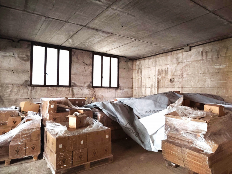 In centro a Pieve del Grappa, vendesi immobile attualmente composto da negozio al piano terra di ...