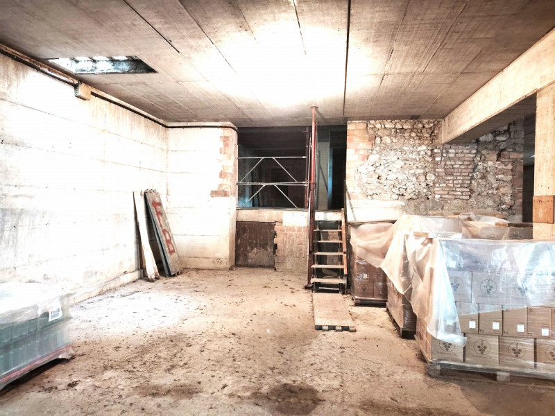 In centro a Pieve del Grappa, vendesi immobile attualmente composto da negozio al piano terra di ...