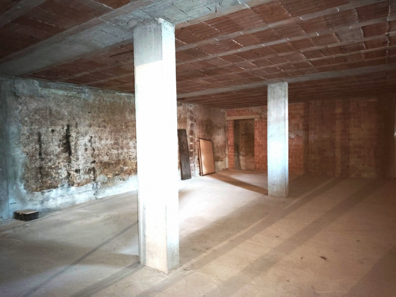 In centro a Pieve del Grappa, vendesi immobile attualmente composto da negozio al piano terra di ...