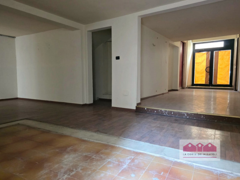 SAN BIAGIO: CARATTERISTICO LOCALE DI 260 MQ SU DUE LIVELLI CON TERRAZZA INTERNA IN PALAZZETTO D'E...
