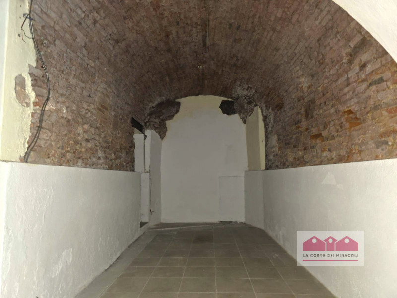 SAN BIAGIO: CARATTERISTICO LOCALE DI 260 MQ SU DUE LIVELLI CON TERRAZZA INTERNA IN PALAZZETTO D'E...