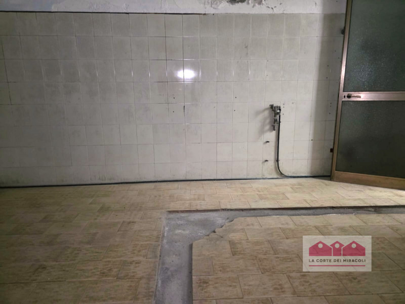 SAN BIAGIO: CARATTERISTICO LOCALE DI 260 MQ SU DUE LIVELLI CON TERRAZZA INTERNA IN PALAZZETTO D'E...