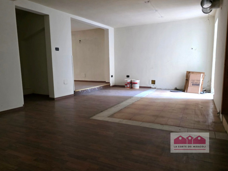 SAN BIAGIO: CARATTERISTICO LOCALE DI 260 MQ SU DUE LIVELLI CON TERRAZZA INTERNA IN PALAZZETTO D'E...