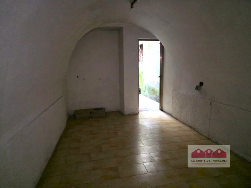 SAN BIAGIO: CARATTERISTICO LOCALE DI 260 MQ SU DUE LIVELLI CON TERRAZZA INTERNA IN PALAZZETTO D'E...