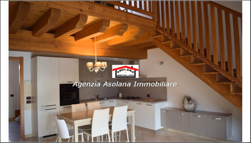 In contesto di pregio in posizione dominante, affittasi casa a schiera centrale ed indipendente a...