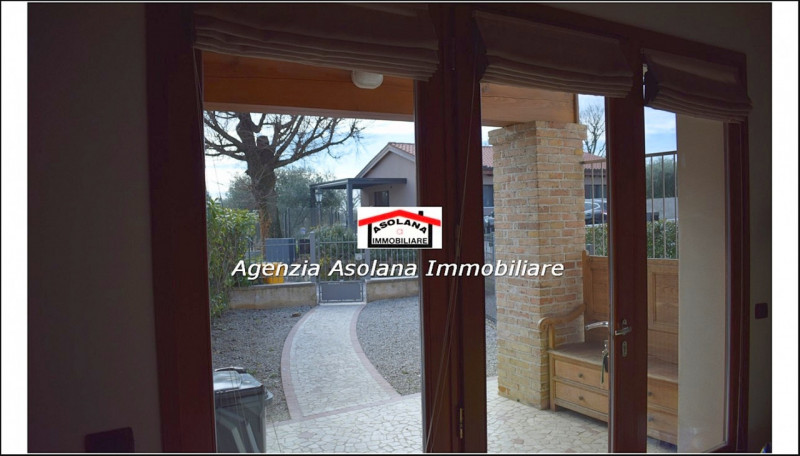 In contesto di pregio in posizione dominante, affittasi casa a schiera centrale ed indipendente a...