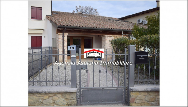 In contesto di pregio in posizione dominante, affittasi casa a schiera centrale ed indipendente a...