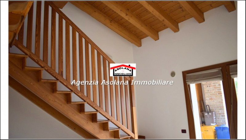 In contesto di pregio in posizione dominante, affittasi casa a schiera centrale ed indipendente a...