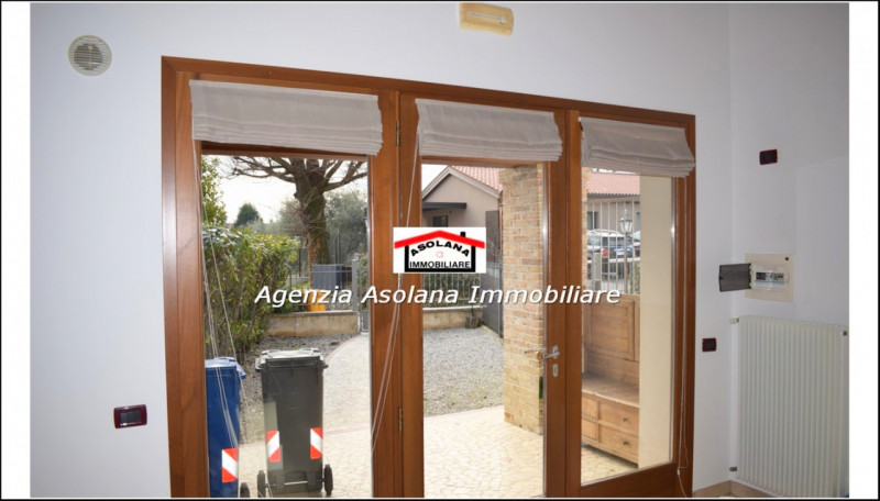 In contesto di pregio in posizione dominante, affittasi casa a schiera centrale ed indipendente a...