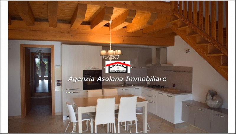 In contesto di pregio in posizione dominante, affittasi casa a schiera centrale ed indipendente a...