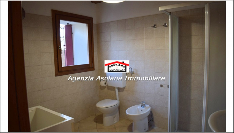 In contesto di pregio in posizione dominante, affittasi casa a schiera centrale ed indipendente a...