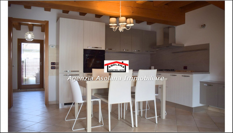 In contesto di pregio in posizione dominante, affittasi casa a schiera centrale ed indipendente a...