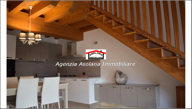 In contesto di pregio in posizione dominante, affittasi casa a schiera centrale ed indipendente a...