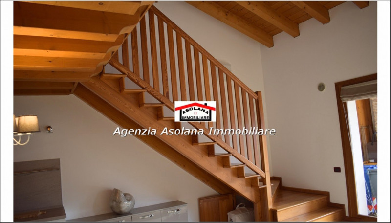 In contesto di pregio in posizione dominante, affittasi casa a schiera centrale ed indipendente a...