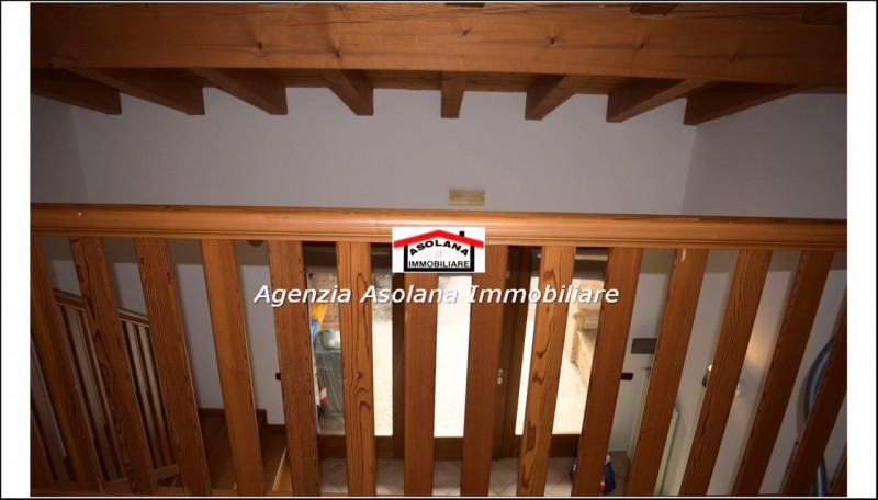 In contesto di pregio in posizione dominante, affittasi casa a schiera centrale ed indipendente a...