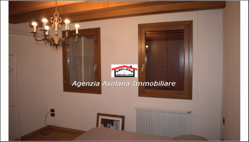 In contesto di pregio in posizione dominante, affittasi casa a schiera centrale ed indipendente a...