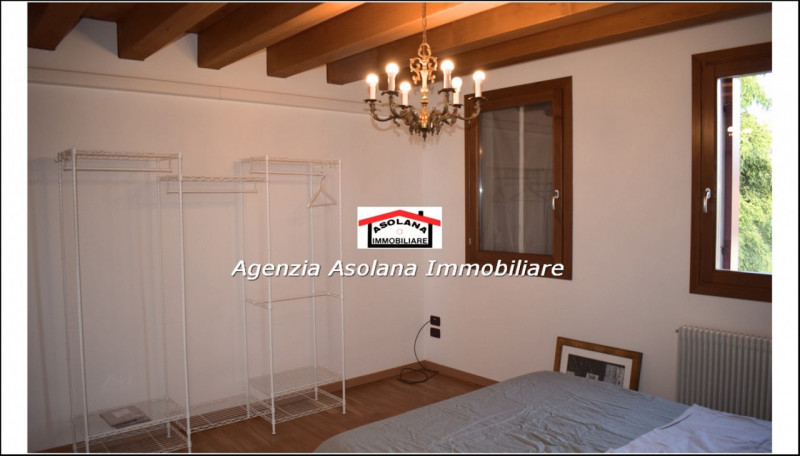 In contesto di pregio in posizione dominante, affittasi casa a schiera centrale ed indipendente a...