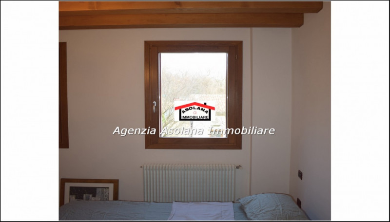 In contesto di pregio in posizione dominante, affittasi casa a schiera centrale ed indipendente a...