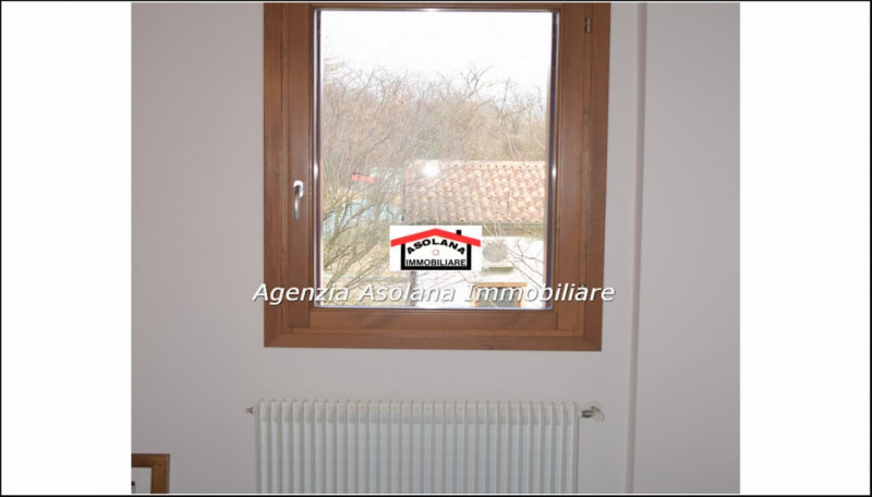 In contesto di pregio in posizione dominante, affittasi casa a schiera centrale ed indipendente a...